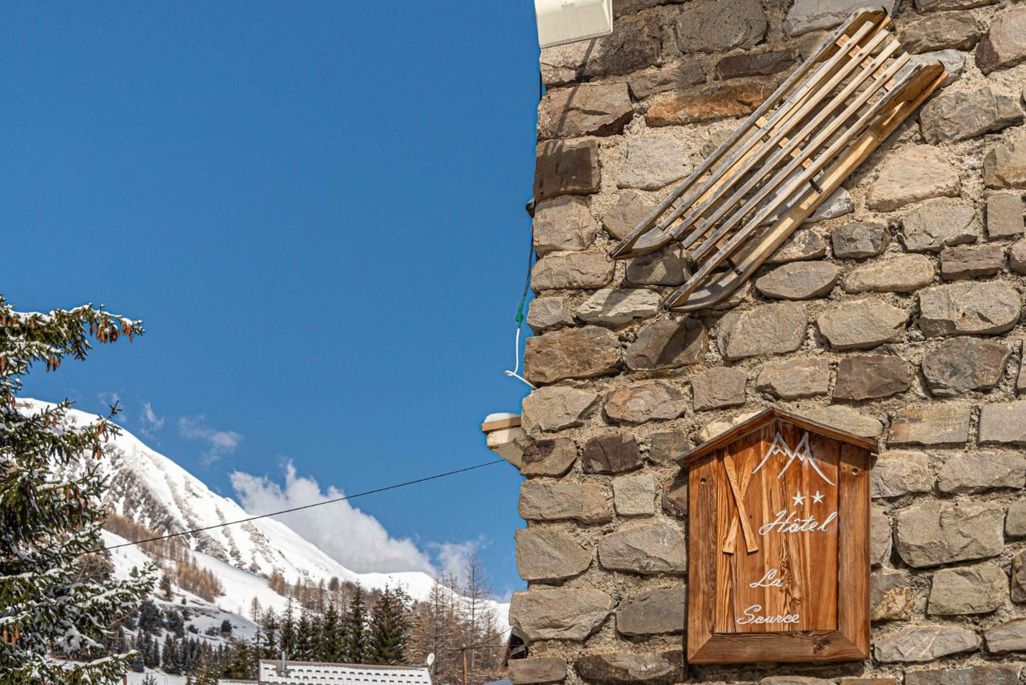 Hotel Restaurant La Source Алос Екстериор снимка