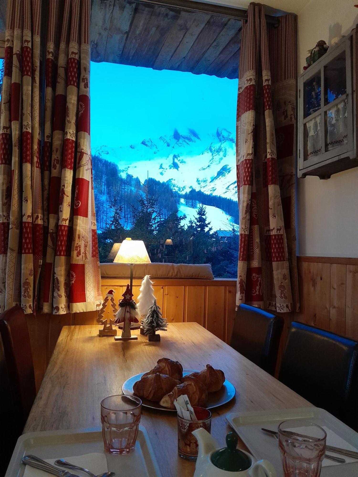 Hotel Restaurant La Source Алос Екстериор снимка